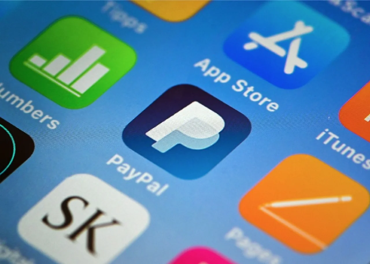 Hoops3: Close-up of App grid on mobile screen