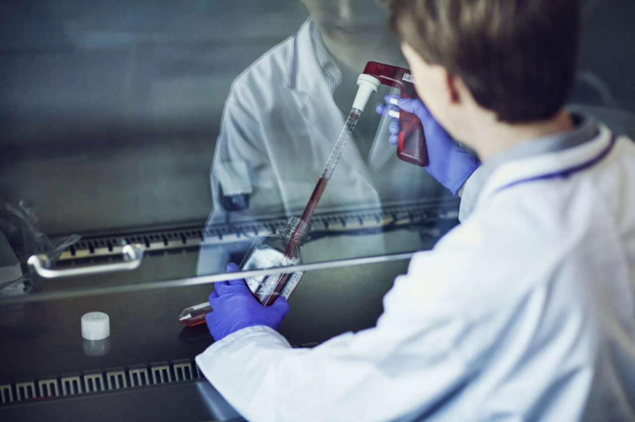 Research-associate--cell-culturing-800px.jpg