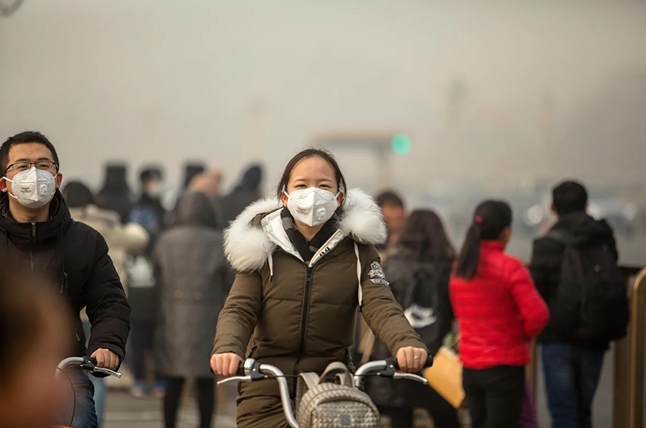 Chines cyclists with breathing masks due to heavy air pollution